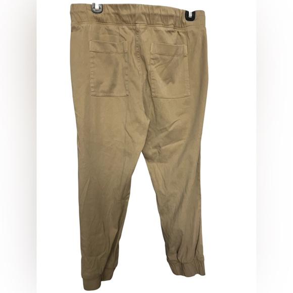 Bella Dahl Pocket Joggers in soft Khaki - Picture 4 of 4